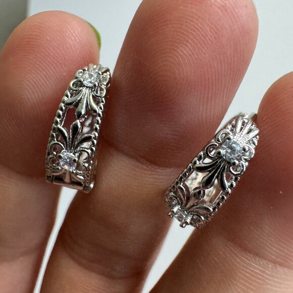 Vintage-Inspired Silver Tone Hoop Earrings - Picture 4 of 10